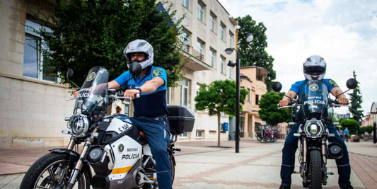 E-MOTOCYKLE PRE MESTSKÚ POLÍCIU: INOVATÍVNE RIEŠENIA V POPRADE, MICHALOVCIACH A PROSTĚJOVE